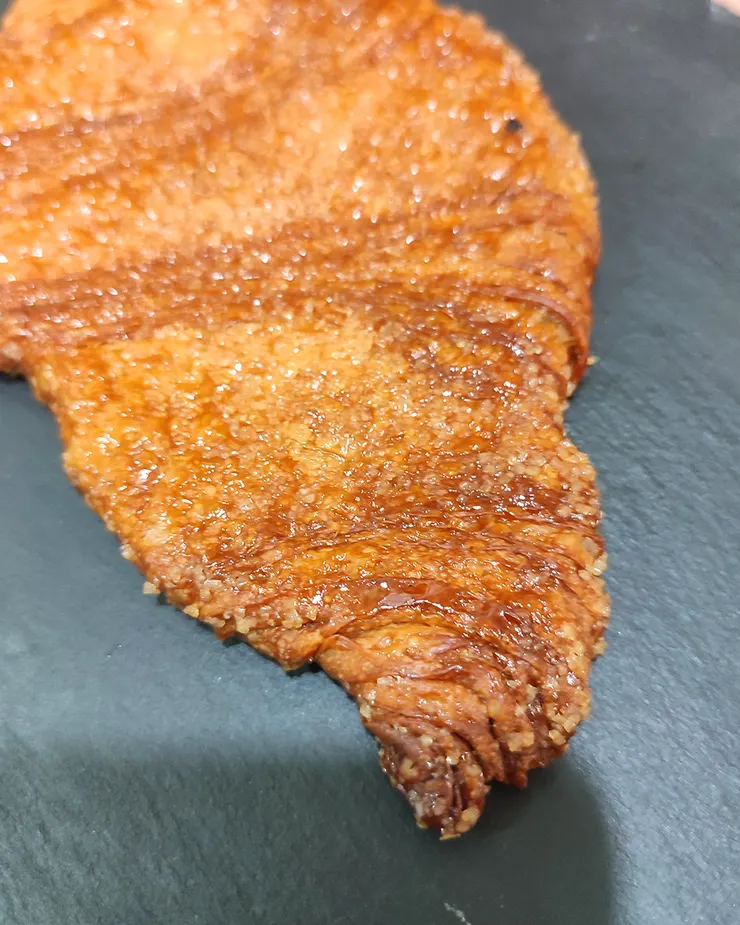 ▴ 烤箱回烤後的宝泉扁可頌～可頌及糖粒的香氣更明顯