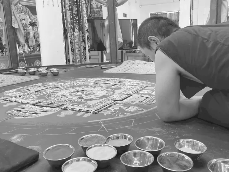 甘丹寺內的時輪密宗學院，喇嘛正繪製曼荼羅沙畫
