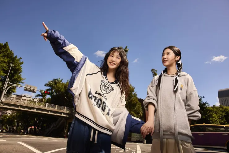 身為 LAVIDO 第一屆親子裝代言人，方志友（右）見證了品牌一路走來的成長與蛻變，並與大元（左）傳承這份愛與牽掛。（圖／LAVIDO提供）