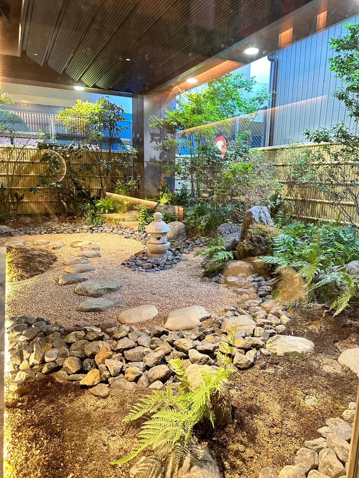 一出飯店大門就有日式小庭院造景