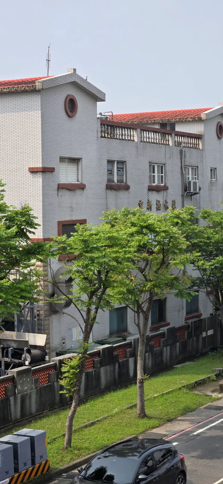 這是我  朋友當年溺水之地，雖不是在野柳，但lin  天真的以為，當地政府為了記～得這件事，用特別預算蓋了這座抽水站。