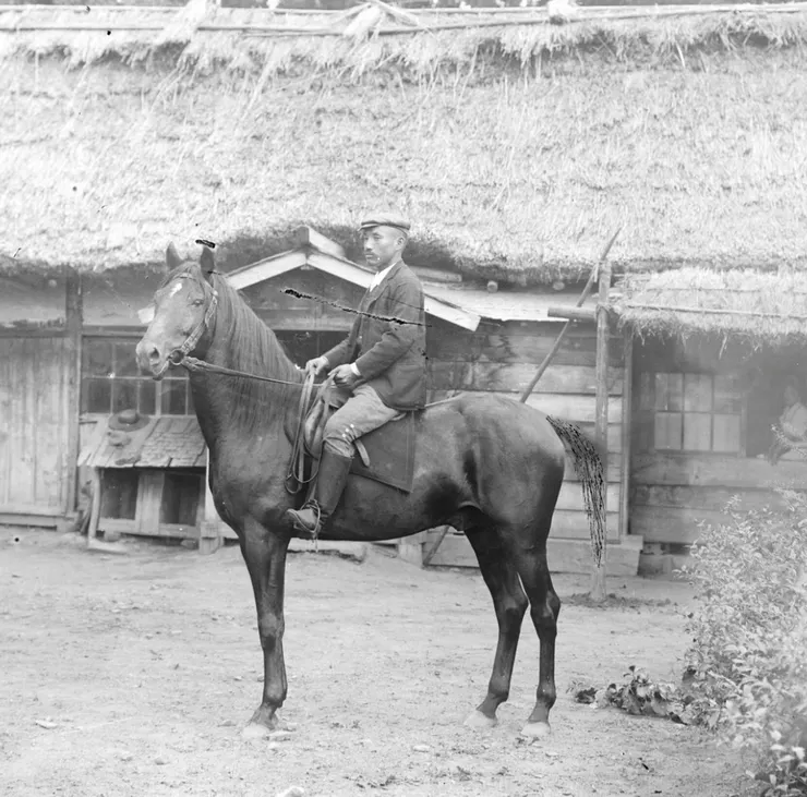 在自宅前騎馬的辻村直四郎。
