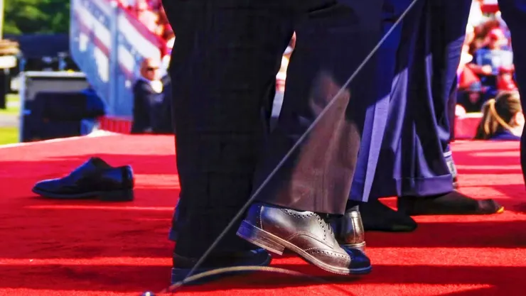 川普的鞋子掉了，不確定是踩到東西還是露出腳趾(畫面來源：Evan Vucci / AP)