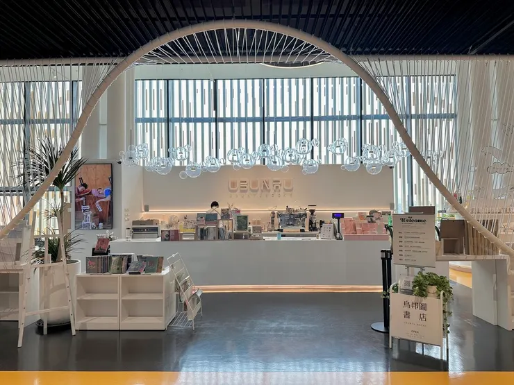 4樓的烏邦圖書店，是一間獨立書店也是咖啡廳