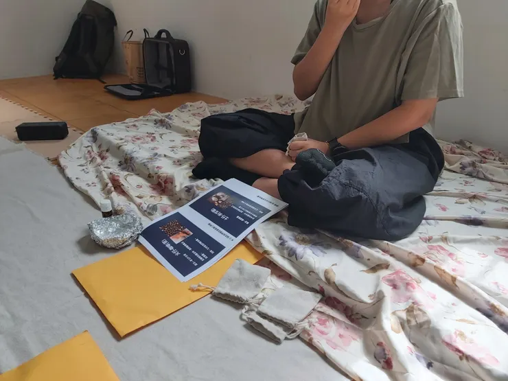 參與者正在感受咖啡豆的香氣