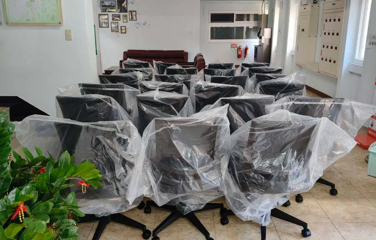 八十多張新椅進駐宿舍