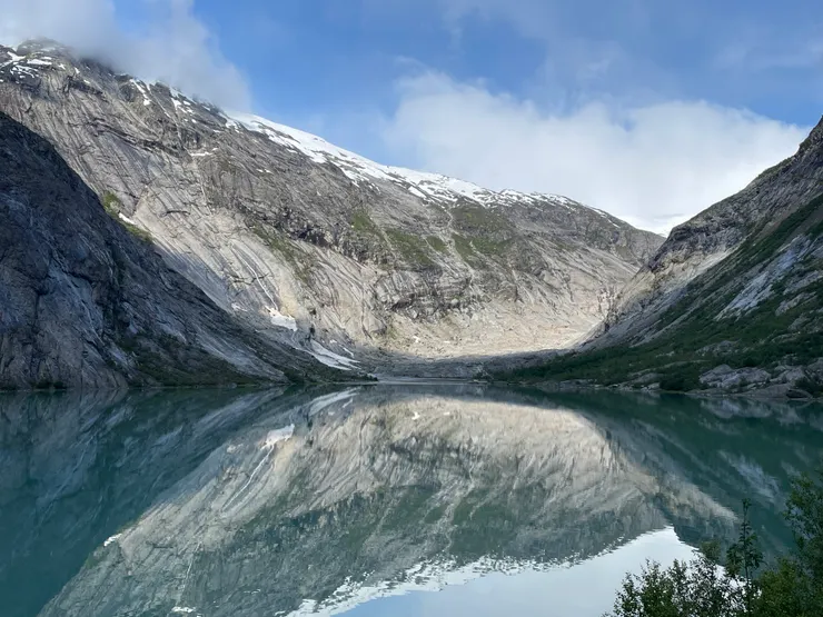 需要先搭船，才能開始健行