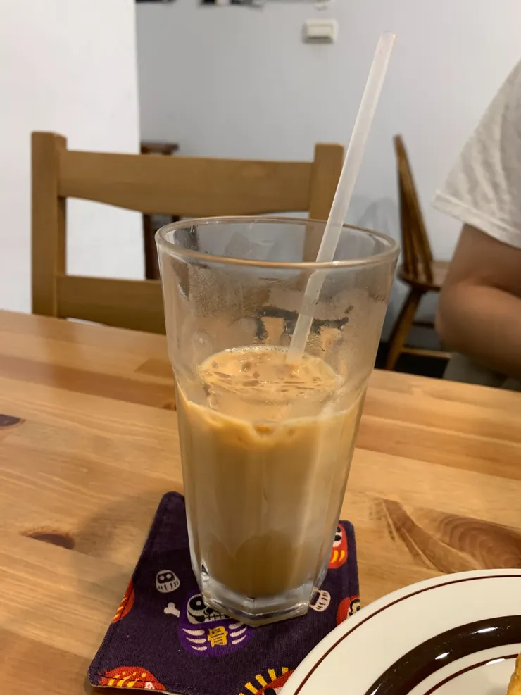 絲襪奶茶$60，因為迫不及待的心情，一下子就喝了半杯