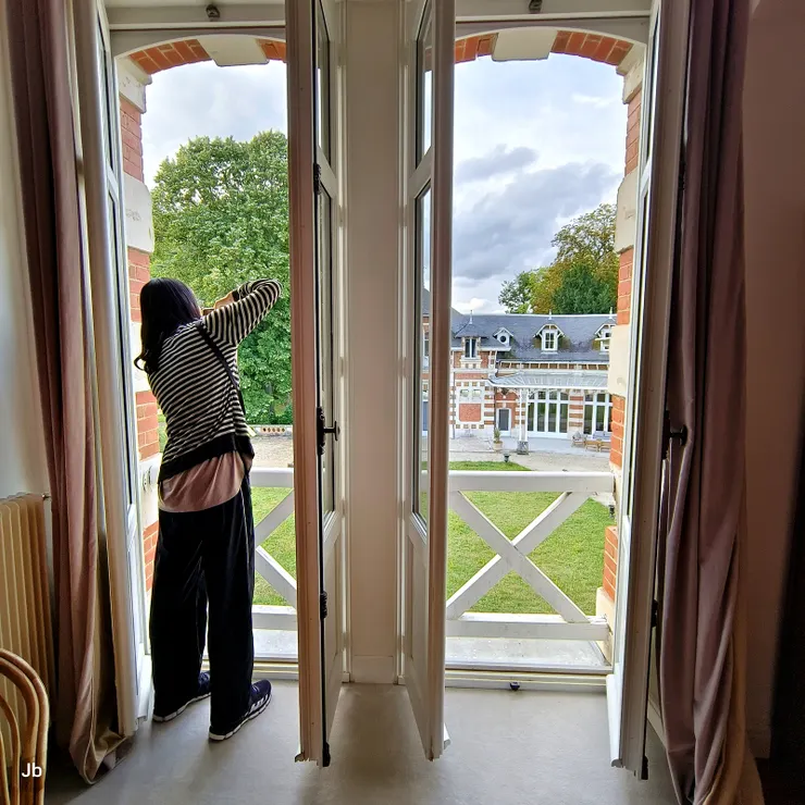 【女兒從房間落地窗取景拍照！我們住在二樓，一樓空著無法住人，擺洗衣機、晒衣架等等。】