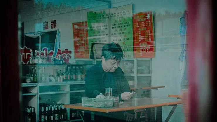 余华，1960年4月3日生于浙江杭州，中国当代作家，著有《许三观卖血记》《活着》等。图为纪录片《一直游到海水变蓝》（2020）中的余华画面。