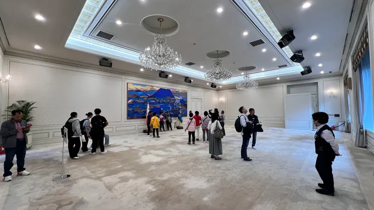 仁王室為西洋風格，屬於小型宴會場地，也是外國貴賓訪問韓國時召開共同記者招待會的地方。