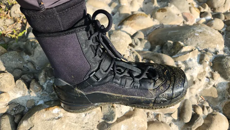 我會建議穿雙溯溪襪，會讓涉水體驗大幅改善，幾百元就有了，是必備好物！