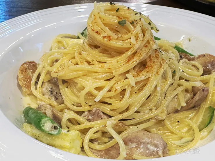 今天剛好彩椒缺貨，正符合小屁妹的口味XD麵條軟硬適中，雞腿肉分量很夠，肉質軟嫩，搭配獨家奶味香濃的白醬絕配，奶控母女檔很愛!!