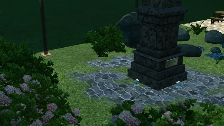 雕像四周也有石路，讓遊人也可以過來看看，晚上射燈的光也避免雕像被踢到。