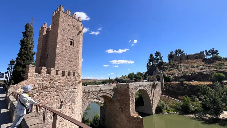 走過橋從橋的西側看阿爾坎塔拉橋全景