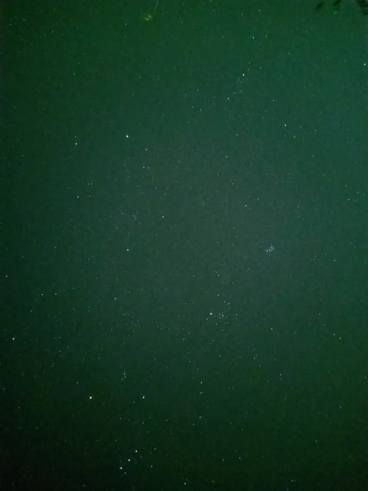 下方排成一線的三顆星星很常看到