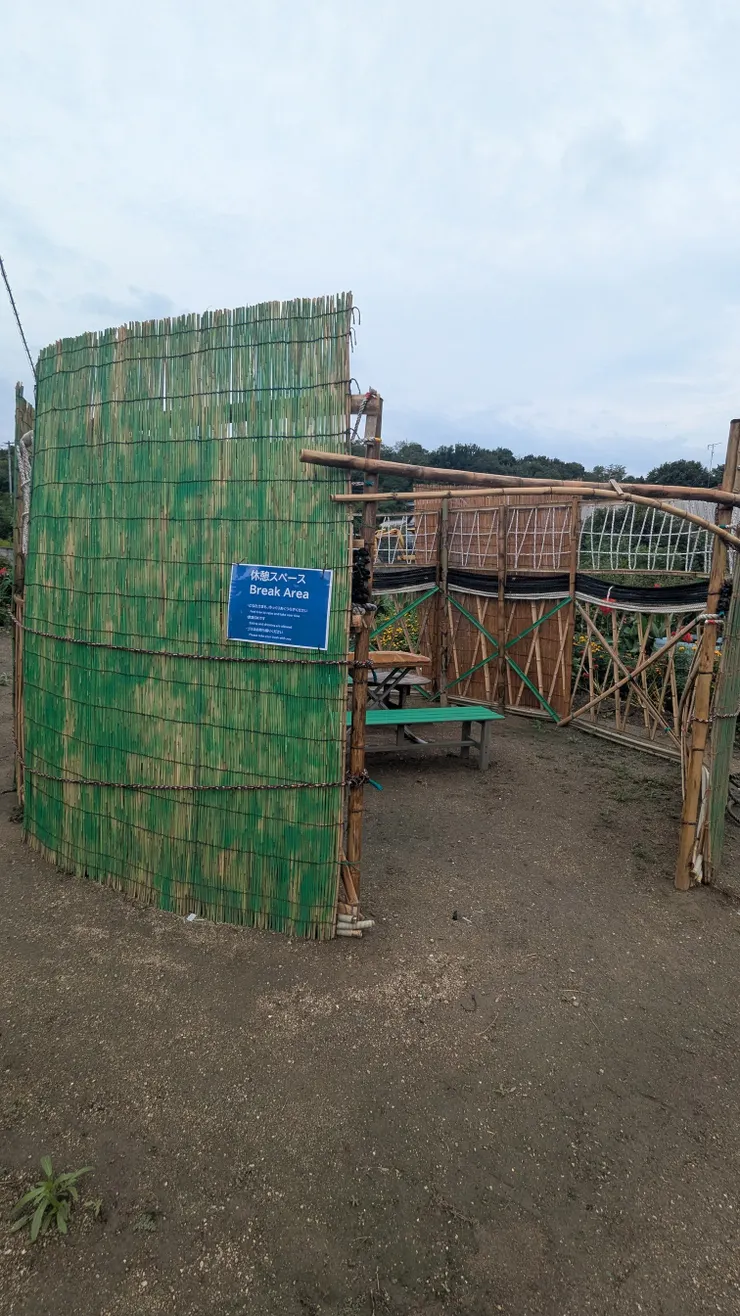 很貼心有休息區，可是天氣不好都濕了QQ