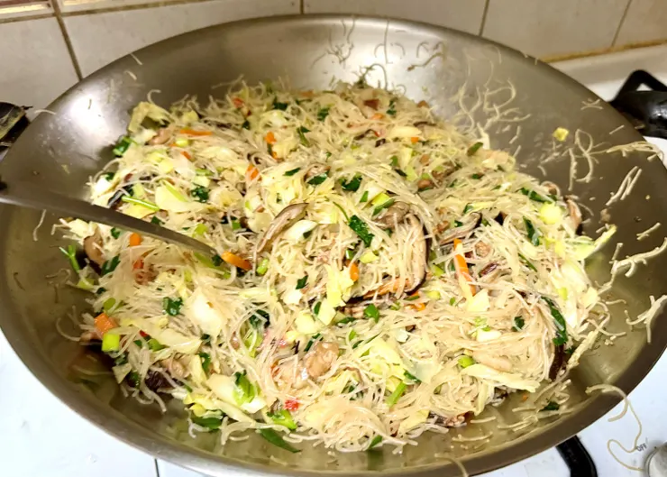 一大片炊粉可以炒一大鍋。