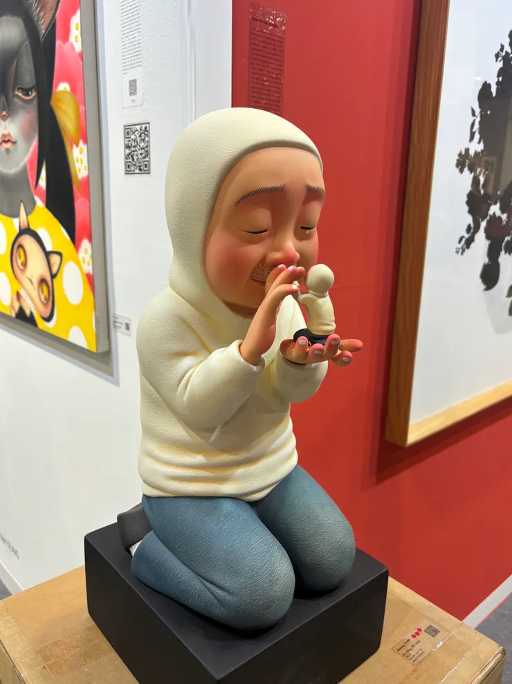 作品《It’s ok, it’s ok》全貌。大人微微含笑，手托著小小的自己，傳遞著安慰與守護的力量。