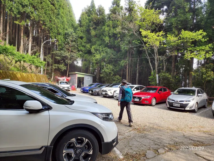 登山口有多處私人停車場，每次收費100元