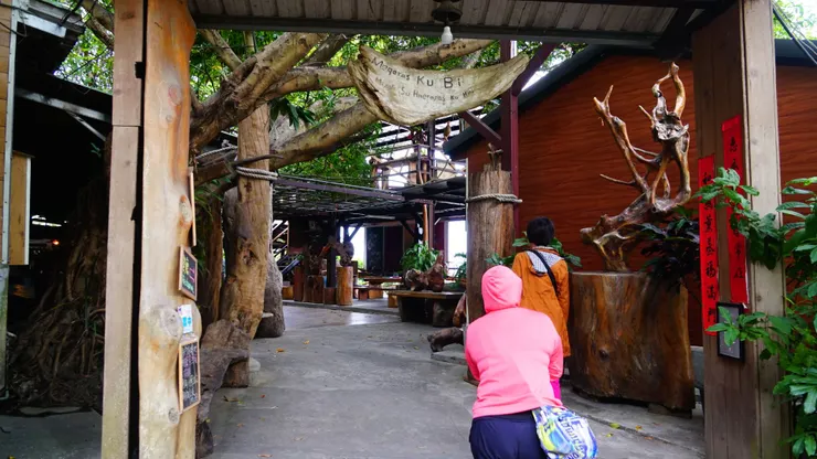 上面寫的大概是歡迎之意