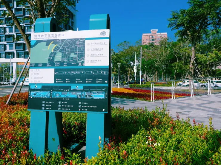 這條路很具特色的點,在於鐵路、公路、輕軌、自行車道平行