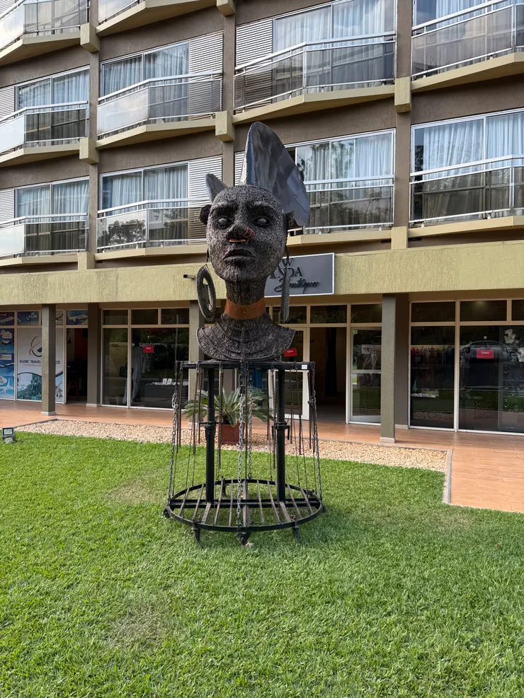 飯店門旁立的雕像