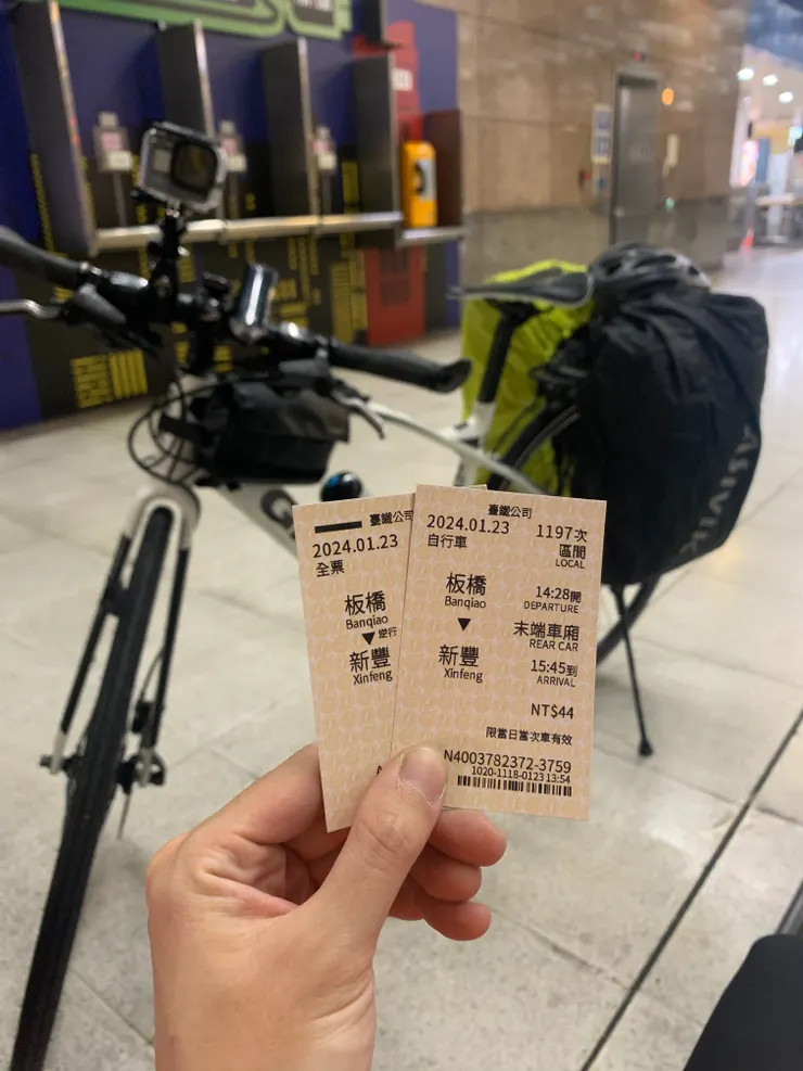 腳踏車要買半票，會規定車次及乘坐的車廂。人的部分可以選擇現金支付或使用悠遊卡。