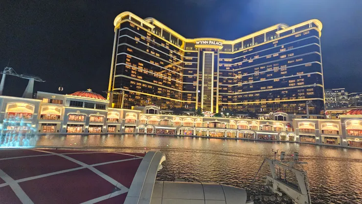 澳門永利皇宮的夜景!晚上前面的這面湖會有聲光水舞秀!