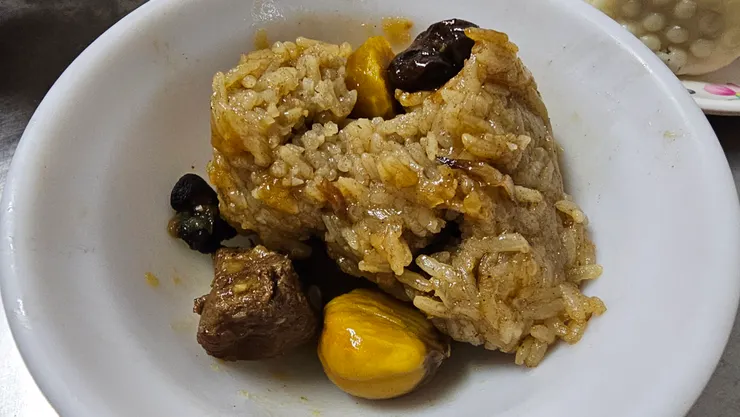 肉粽內餡有蛋黃和栗子!