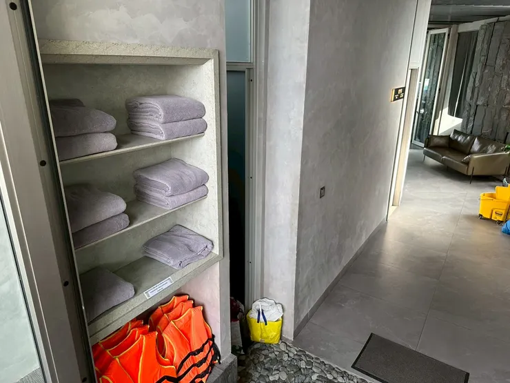 走廊上有毛巾可以取用