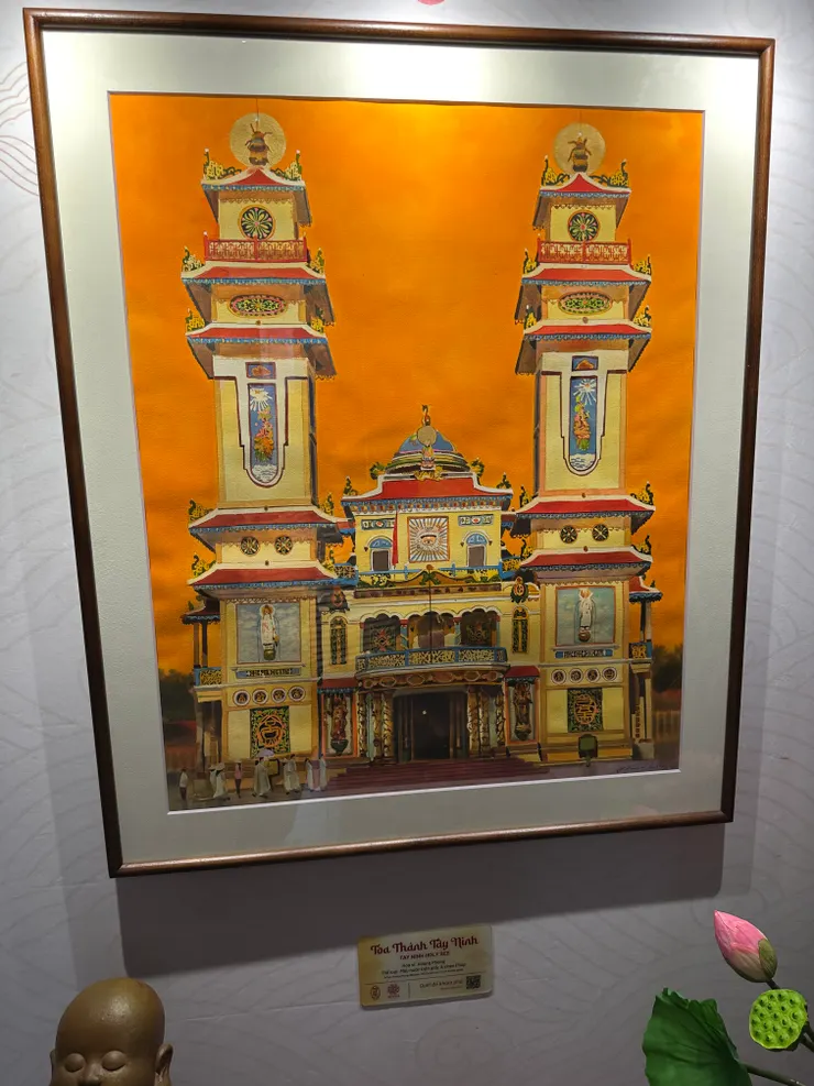 這畫的正是高臺教；也出現在這個山頭的畫展中，越南宗教互相流動，超隨和