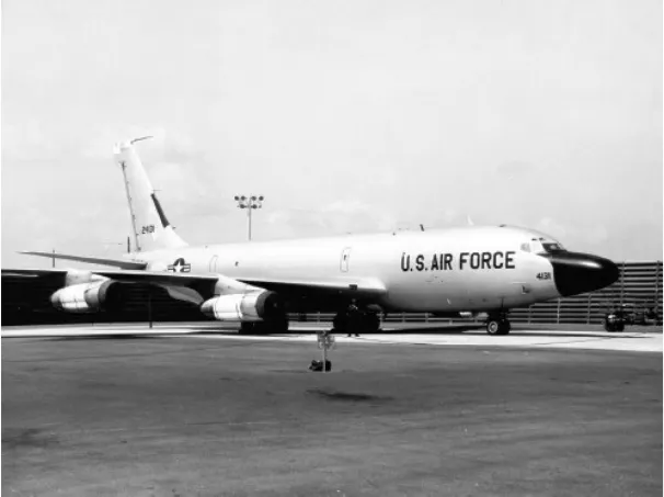 RC-135是當時美軍最新銳的偵察機，在北部灣執勤時甚至能夠截獲胡志明小徑上單兵無線電(其功率僅為1瓦)的通訊。巨大的機身能夠容納25-30名技術人員，監聽到的通訊可由語言專家直接紀錄內容，如果聽到有價值資訊則直接通報機上的戰術空中管制員並通報第7或第13航空隊。
