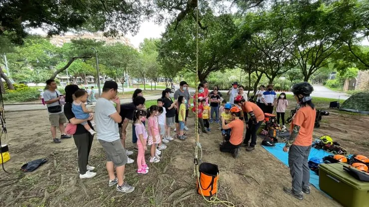 認真聽講解的孩子們