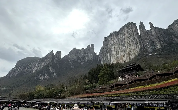 回望爬了5個小時,讓我小腿酸疼走路困難的三個山頭