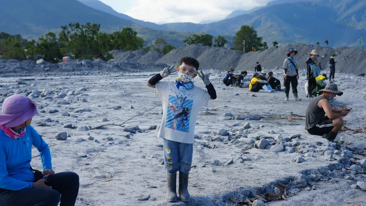 中場休息時跑過來要合照的弟弟