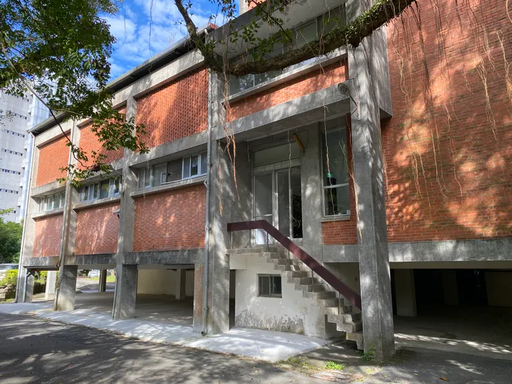 南側立面大量使用清水磚搭配斬石子，不但具機能性、也展現優雅質感