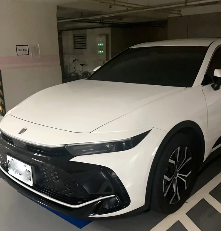 【胡哥新買的TOYOTA 皇冠坐騎，親自開去高鐵站載客，到餐廳不過5分鐘。】