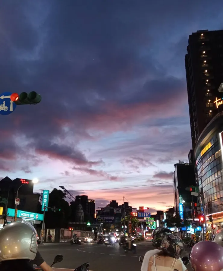 暴風雨前的寧靜，看似絢爛