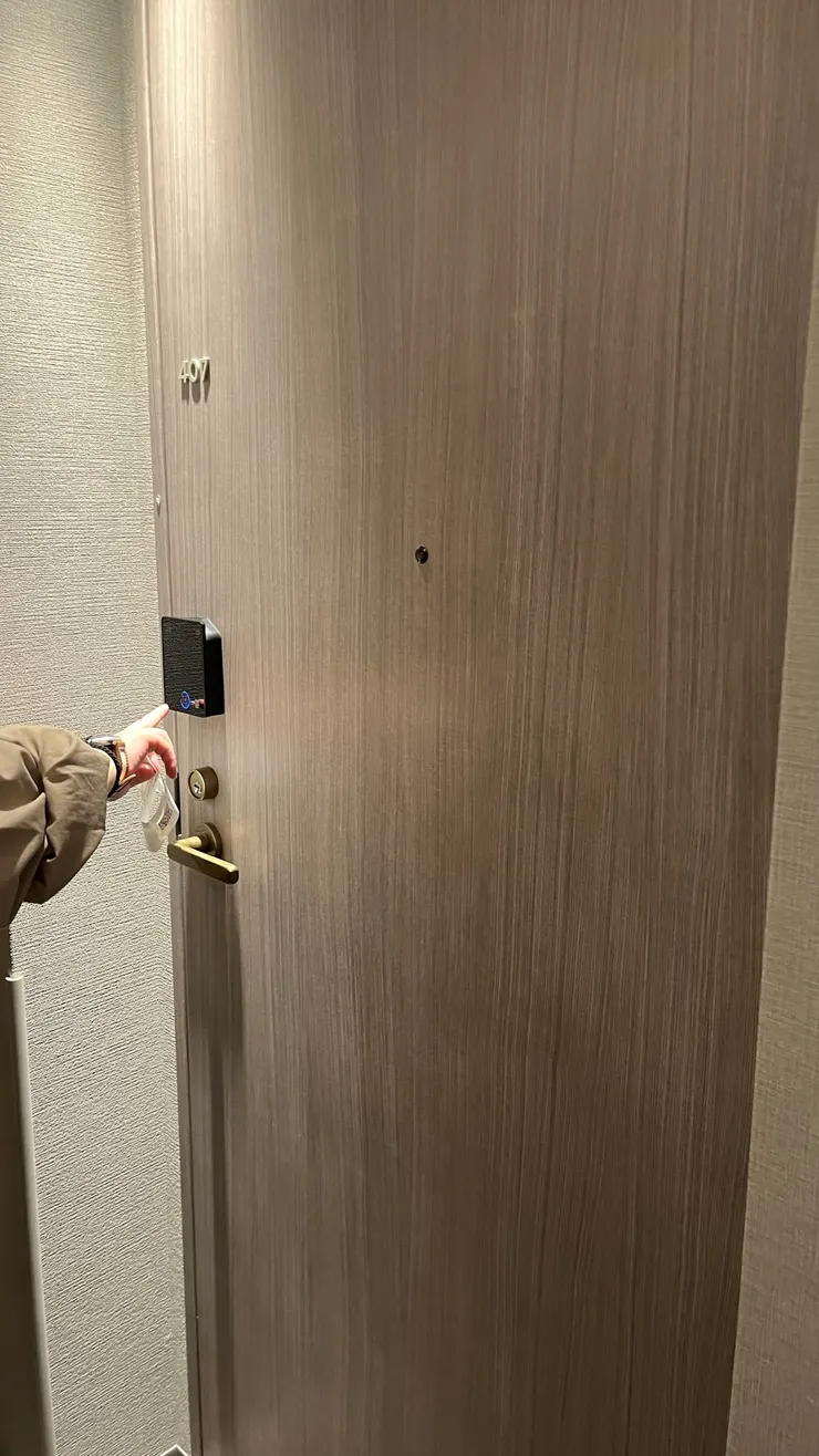 剛剛的QR code就是對準上面的小孔。