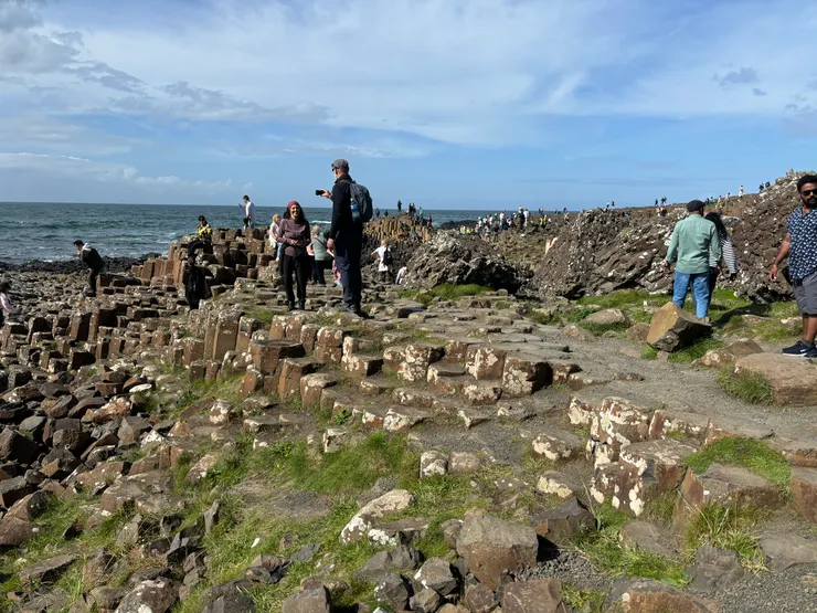 好多好多的玄武岩石柱