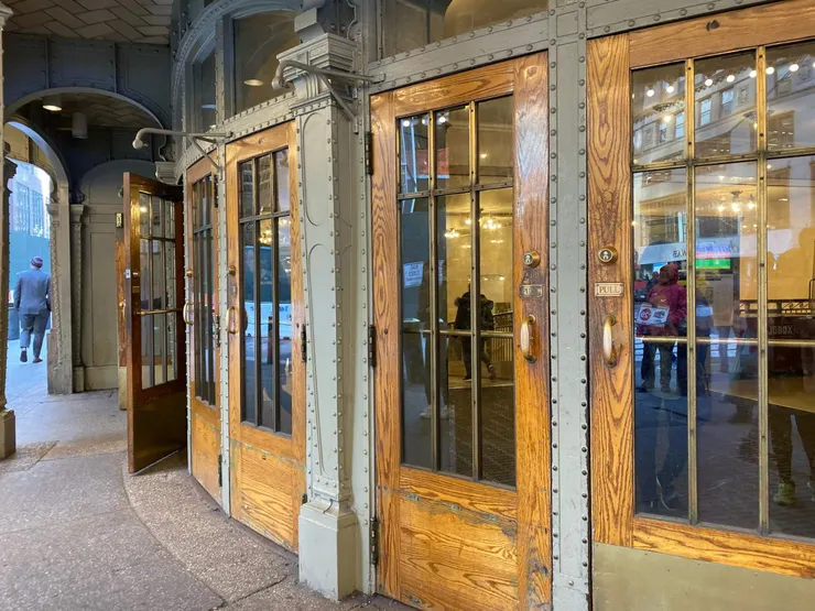 中央車站的出入口是復古的手拉門