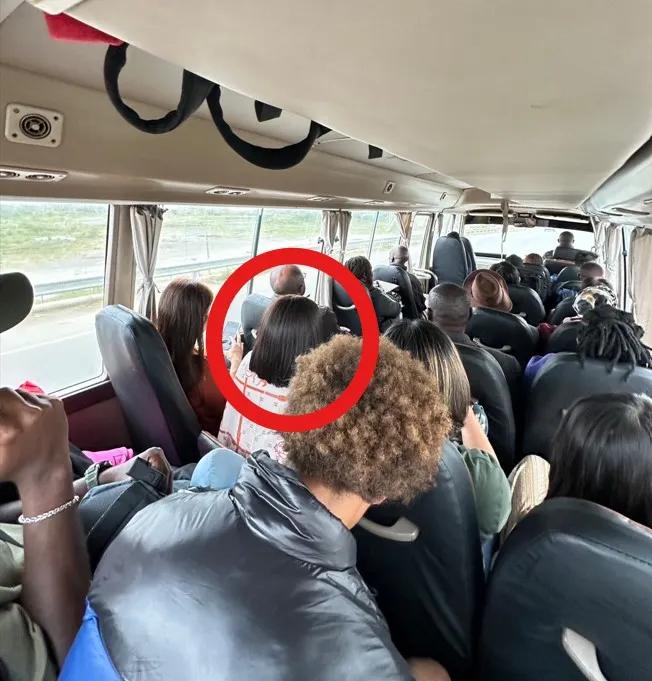 紅圈的女子是在機場上車，一般座位已經全滿，所以他只能坐在擴充的位子上