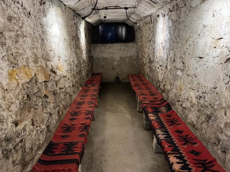 防空洞本體,盡頭是播放當年歷史片段的紀錄片