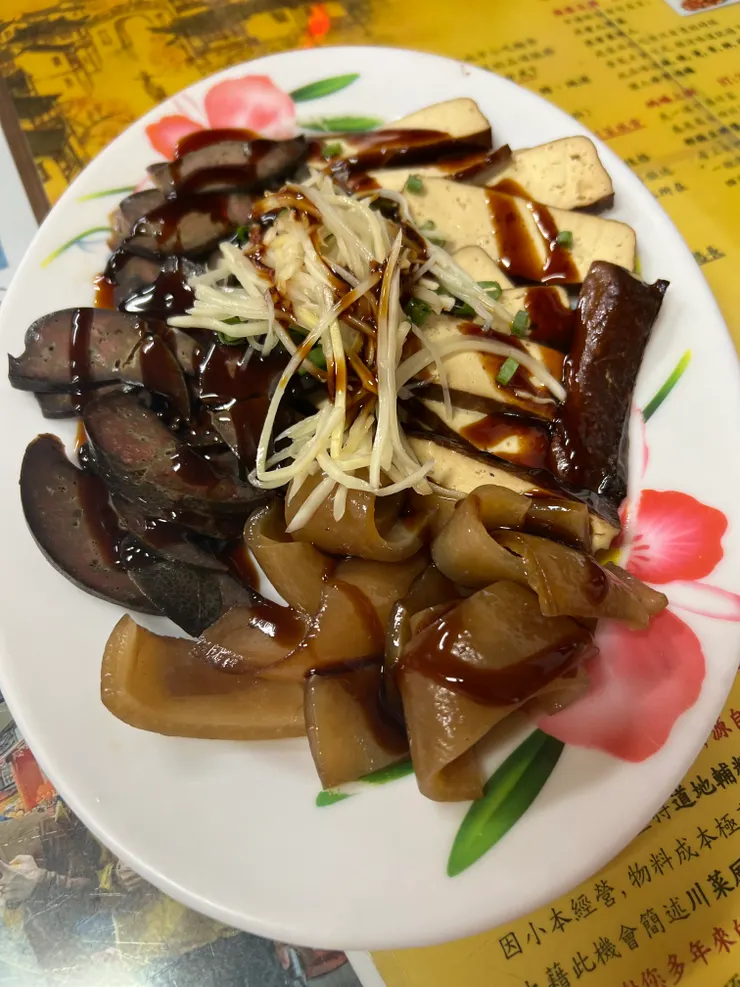 小菜拼盤（豬肝、豆乾、豬皮各一份）
