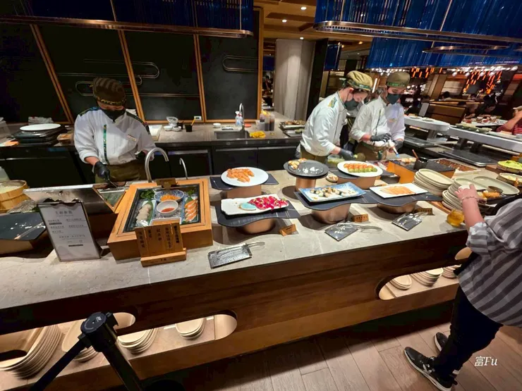 各式生魚片、手卷、和牛握壽司。這一區比較佔胃，整體中規中矩，簡單拿一些就好!