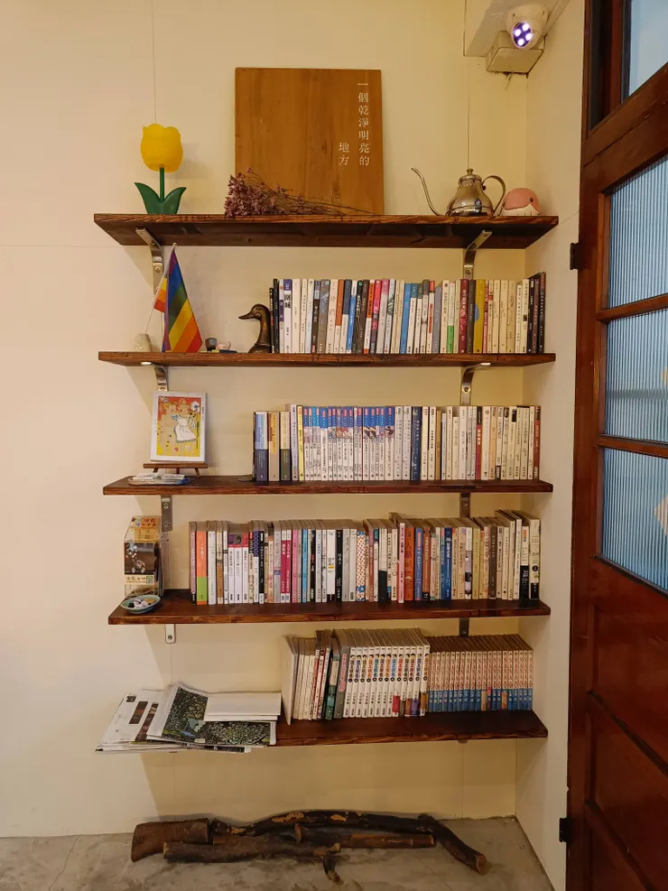 門口的架上擺了很多書