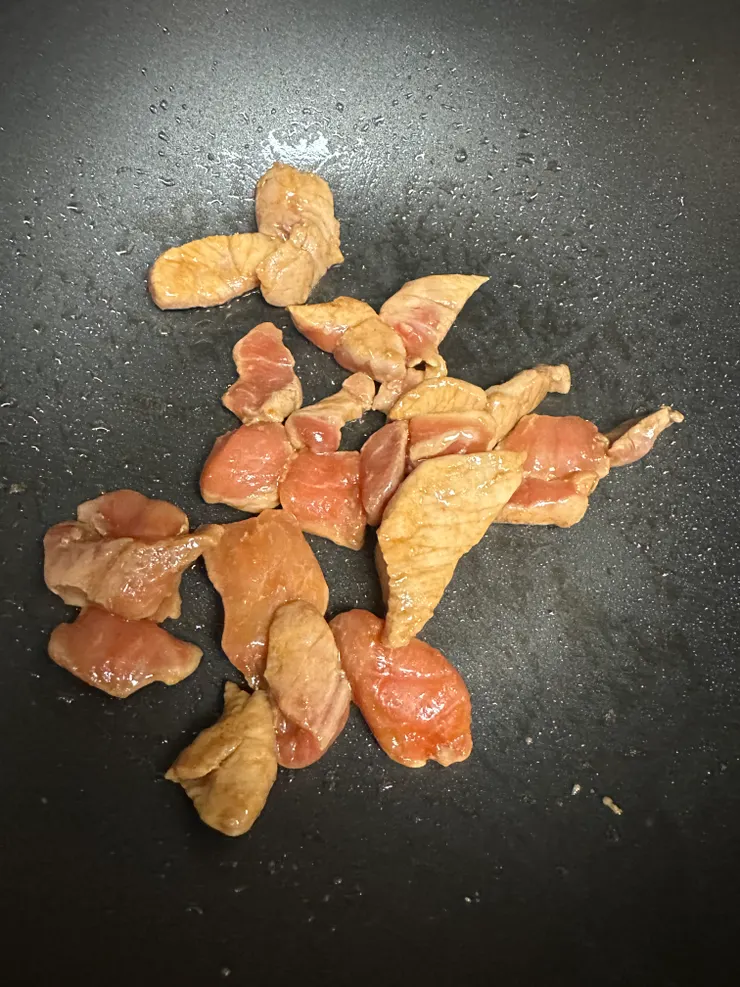 熱油鍋，倒入豬肉翻炒