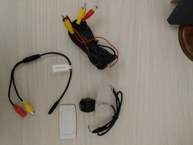 廠商附上的攝像頭接線有6米，兩頭除了CVBS接頭之外，還有一條紅色的線，這條線就是透過打倒檔開啟倒車燈的方式觸發DA-7主機切換到倒車影像。