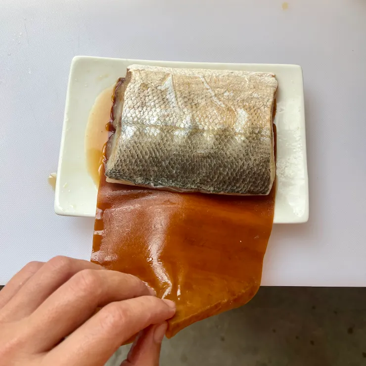 昆布漬完的魚肉會有點染上昆布的顏色